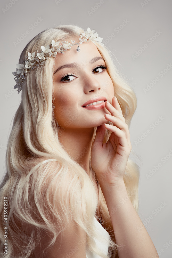 Naklejka premium Beautiful blonde bride with tiara