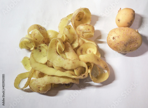 Foto pealing potatoes vegetables