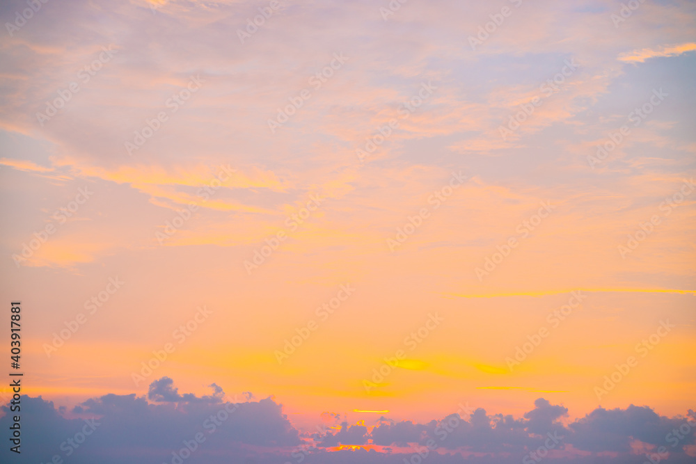 Obraz premium Colorful sunset sky with cloud dramatic sky