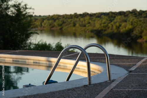 Escalera de Piscina con vista al Río Queguay