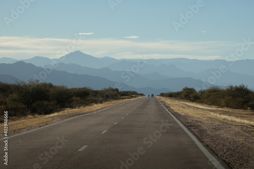 Extensa carretera con montañas al final