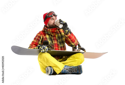 Male snowboarder drinking c...
