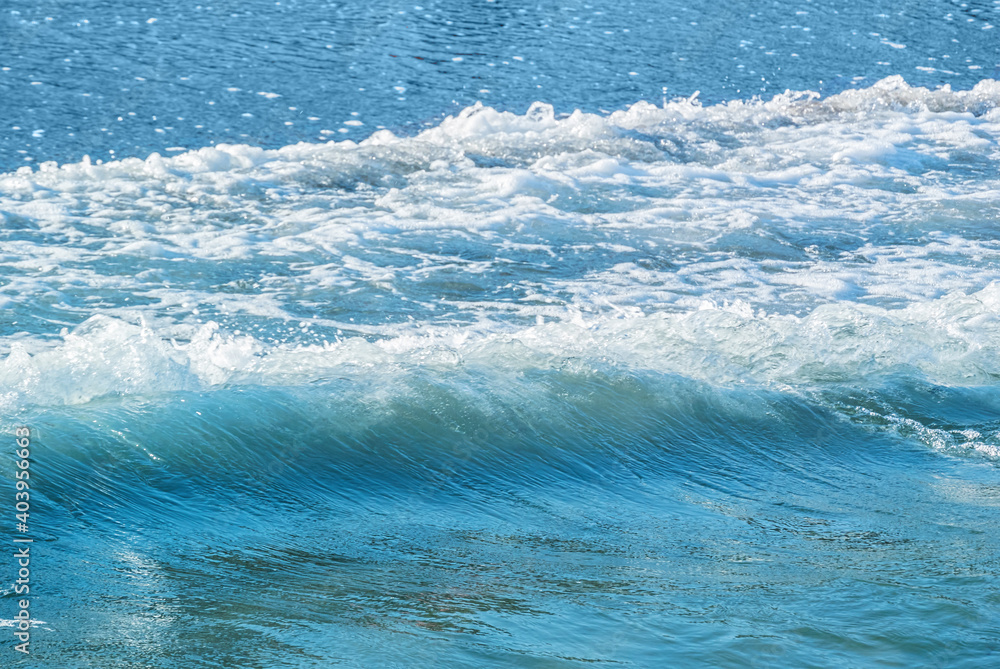 Obraz premium Photo of a sea wave illuminated by the sun