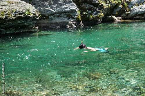 清流仁淀川で川遊びをする男性