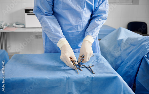 Fotografía Close up of plastic surgeon in sterile gloves checking medical instruments