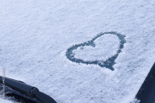 heart on a snow-covered car window © Дина Морозова