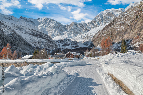 Quadro su tela Scenic winter landscape with snow in european Alps