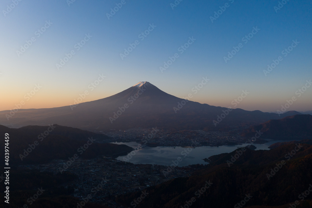 富士山の朝焼け　ドローン空撮　河口湖