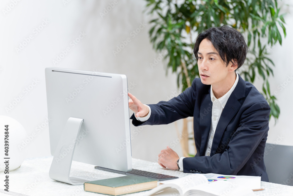 オフィスでデスクワークをするビジネスマン オフィスでデスクワークをするビジネスマン