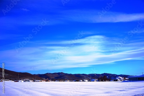 青空と山と雪原 © devilota 