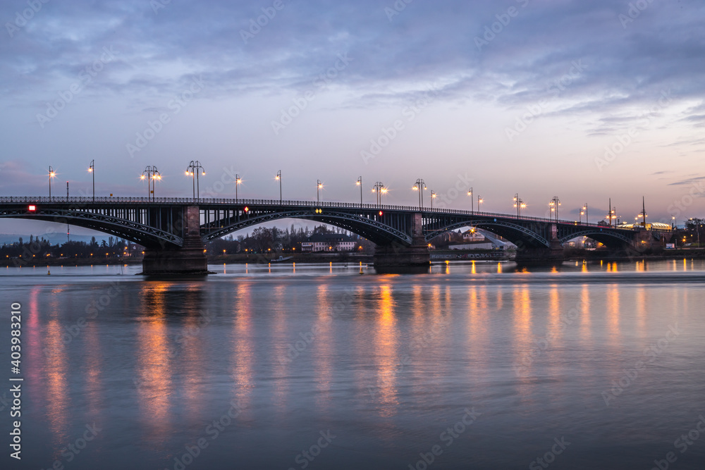 Beleuchtete Brücke über den Rhein bei Mainz
