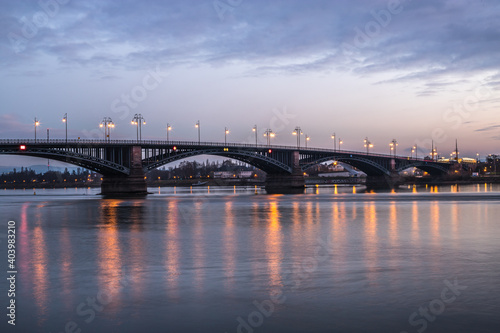Beleuchtete Brücke über den Rhein bei Mainz © parallel_dream