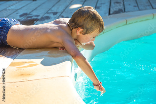 enfant au bord d'une piscine photo