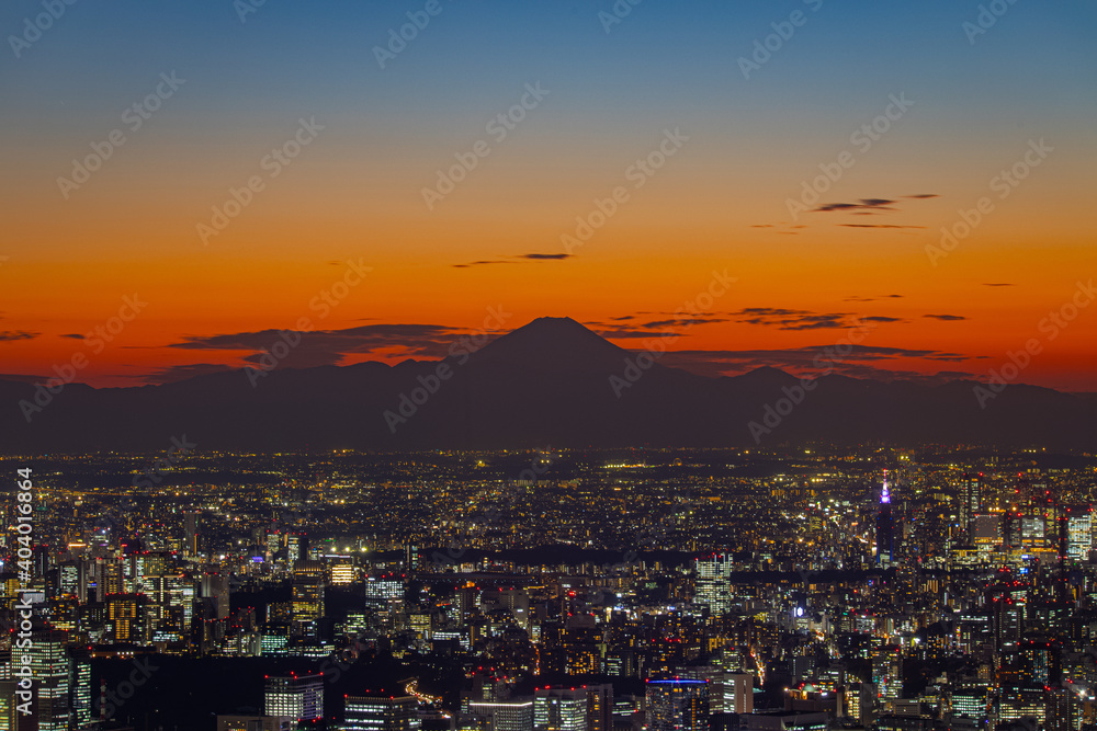 夕暮れの街と富士山