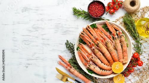 Fotografia Boiled langoustines with parsley and spices on a plate