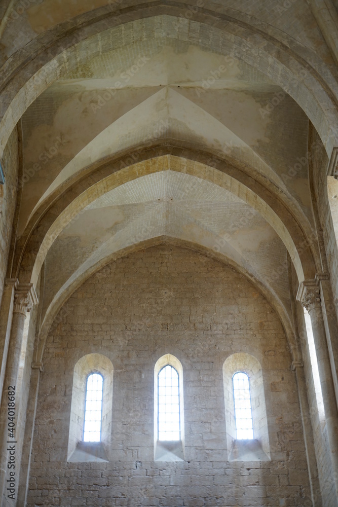 abbazia medioevale , finestre luminose con volte in penombra restaurate