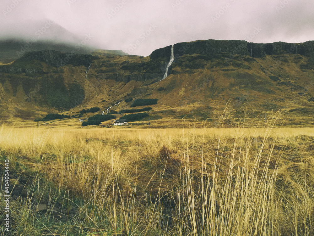 Isländische Landschaft mit Wasserfall