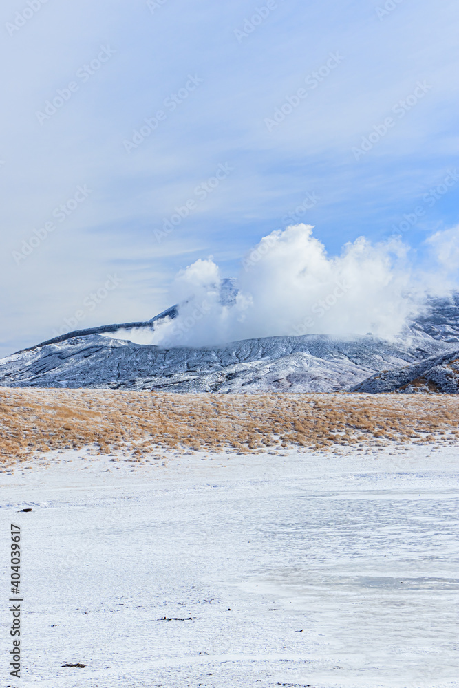 冬の阿蘇山と草千里ヶ浜 熊本県阿蘇市 Mt.Aso in winter and Kusasenrigahama Kumamoto-ken Aso city 冬の阿蘇山と草千里ヶ浜 熊本県阿蘇市 Mt.Aso in winter and Kusasenrigahama Kumamoto-ken Aso city