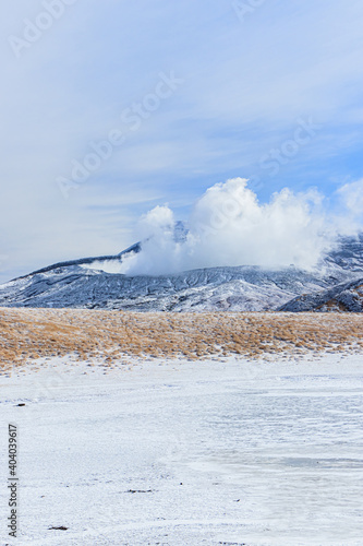 冬の阿蘇山と草千里ヶ浜　熊本県阿蘇市　Mt.Aso in winter and Kusasenrigahama Kumamoto-ken Aso city