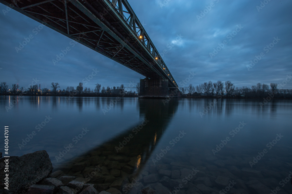 Kaiserbrücke in Mainz an einem Wintermorgen