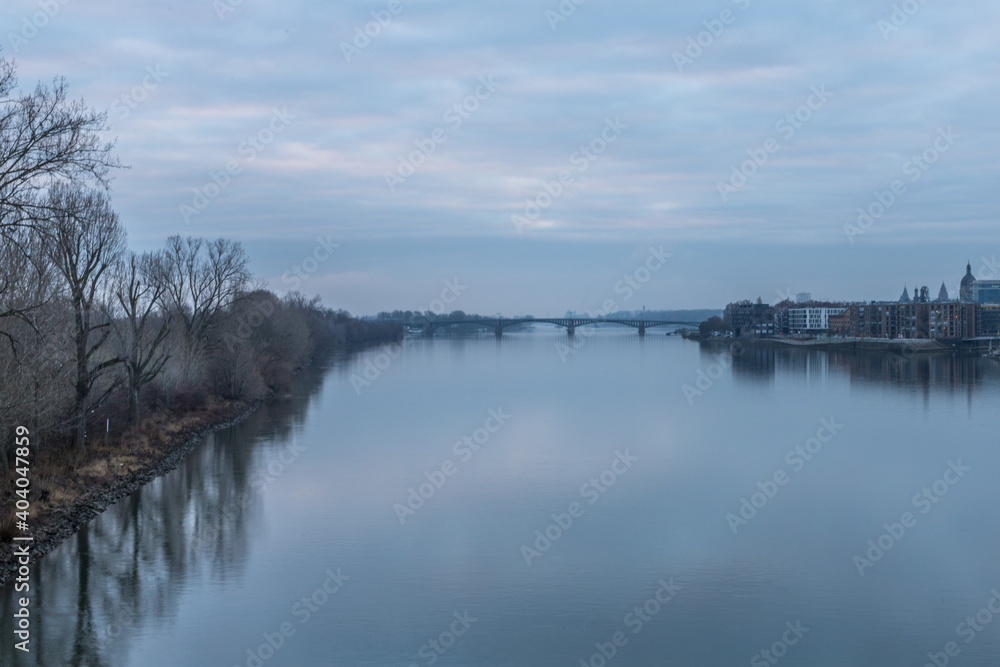 Fototapeta premium Kaiserbrücke in Mainz an einem Wintermorgen