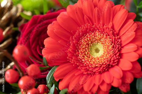 Strau   mit roten Blumen f  r den Valentinstag