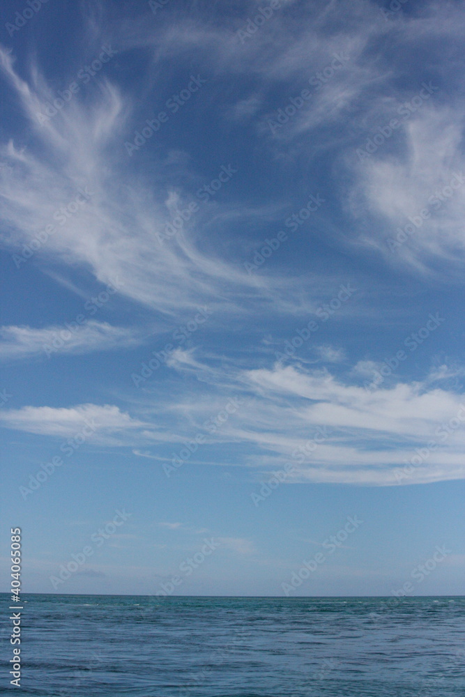 沖縄の海と雲と水平線