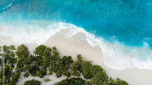 Bilde på lerret Aerial Drone Photo of waves crashing on the beach in Forkland (Fuvahmulah) in Ma