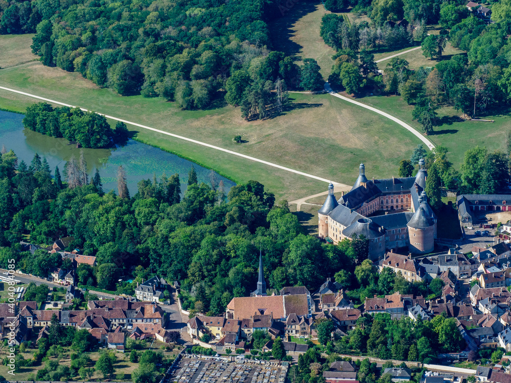 vue aérienne du château de Saint-Fargeau dans l'Yonne en France