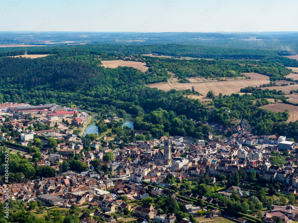 vue aérienne de la ville de Clamecy dans l'Yonne en France