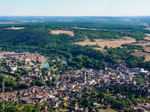vue aérienne de la ville de Clamecy dans l'Yonne en France photo