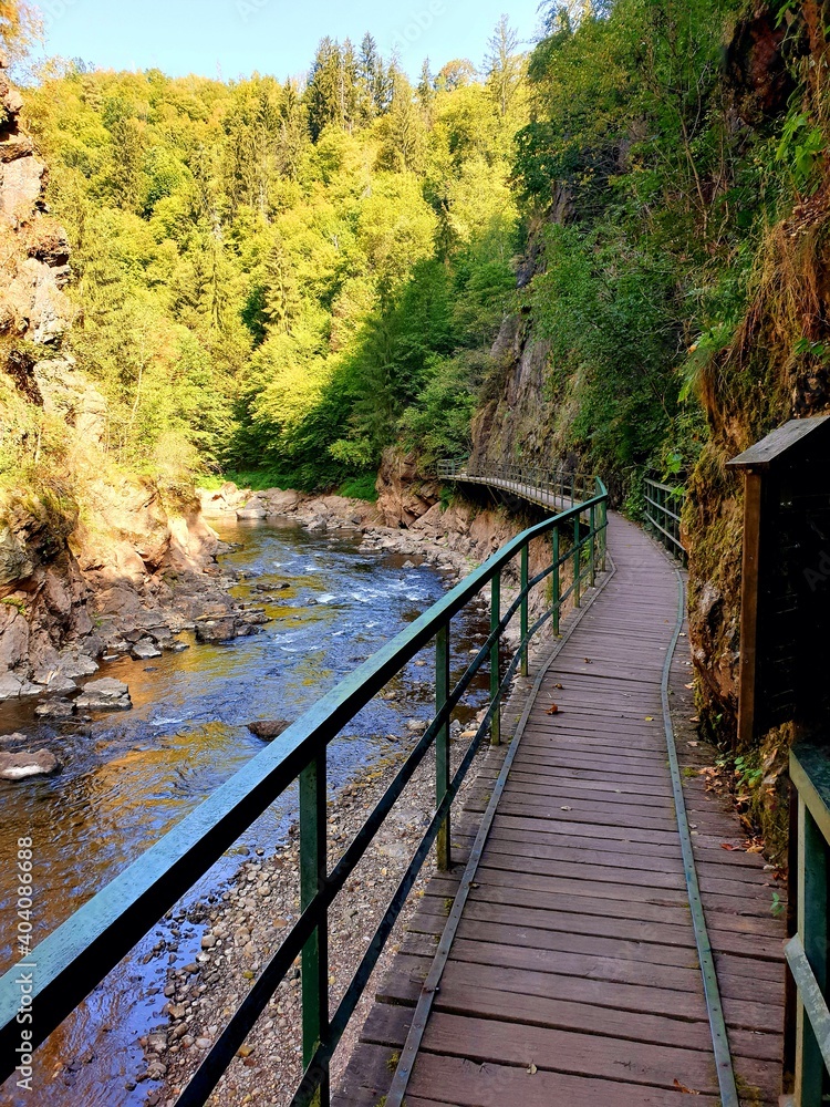 Weg entlang des Flusses Weg entlang des Flusses