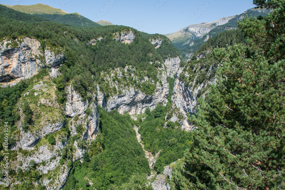 Garganta de Escuaín en el Pirineo Aragonés. Garganta de Escuaín en el Pirineo Aragonés.