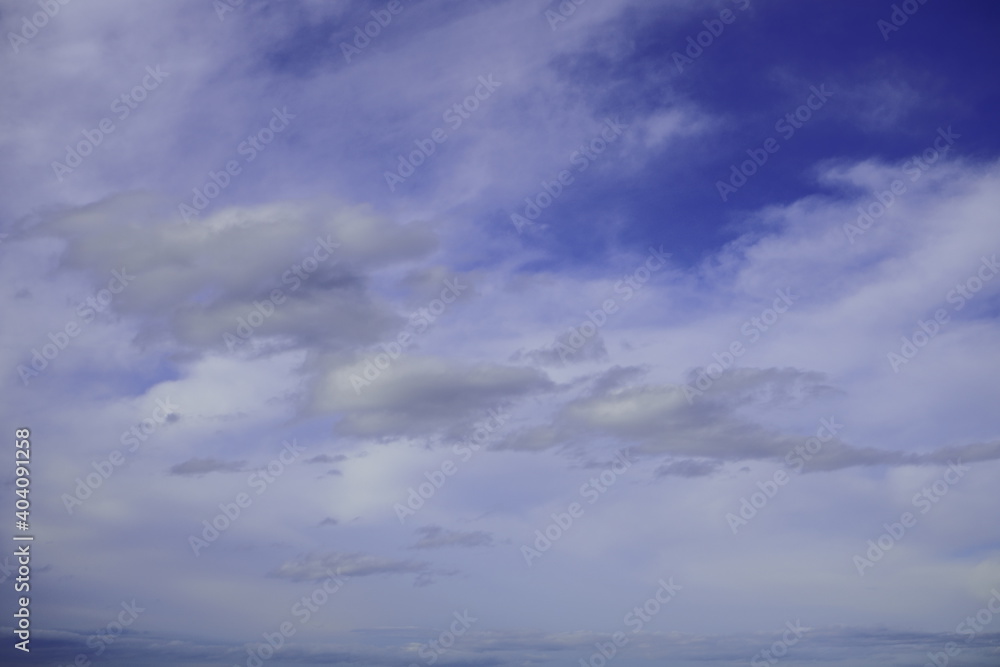 CIELO AZUL CUBRIENDOSE DE BLANCAS NUBES A DIFERENTES ALTURAS. CIELO AZUL CUBRIENDOSE DE BLANCAS NUBES A DIFERENTES ALTURAS.