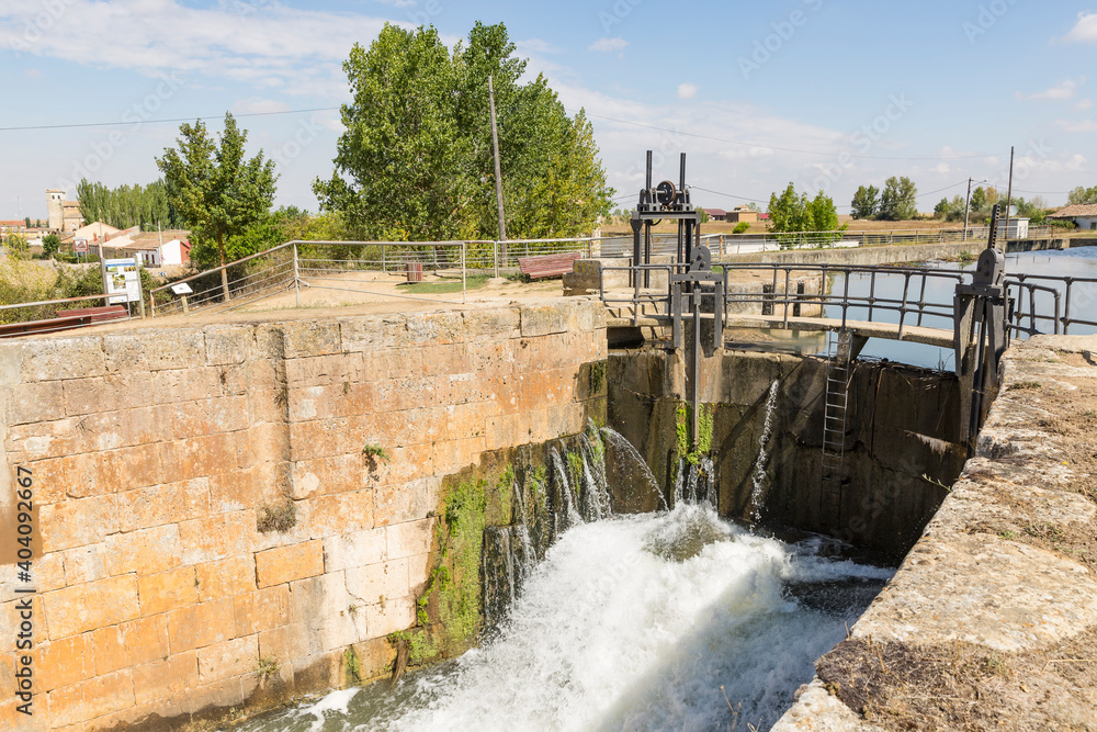 Canal de castilla sluice gate in Fromista (north Canal), province of Palencia, Castile and Leon, Spain