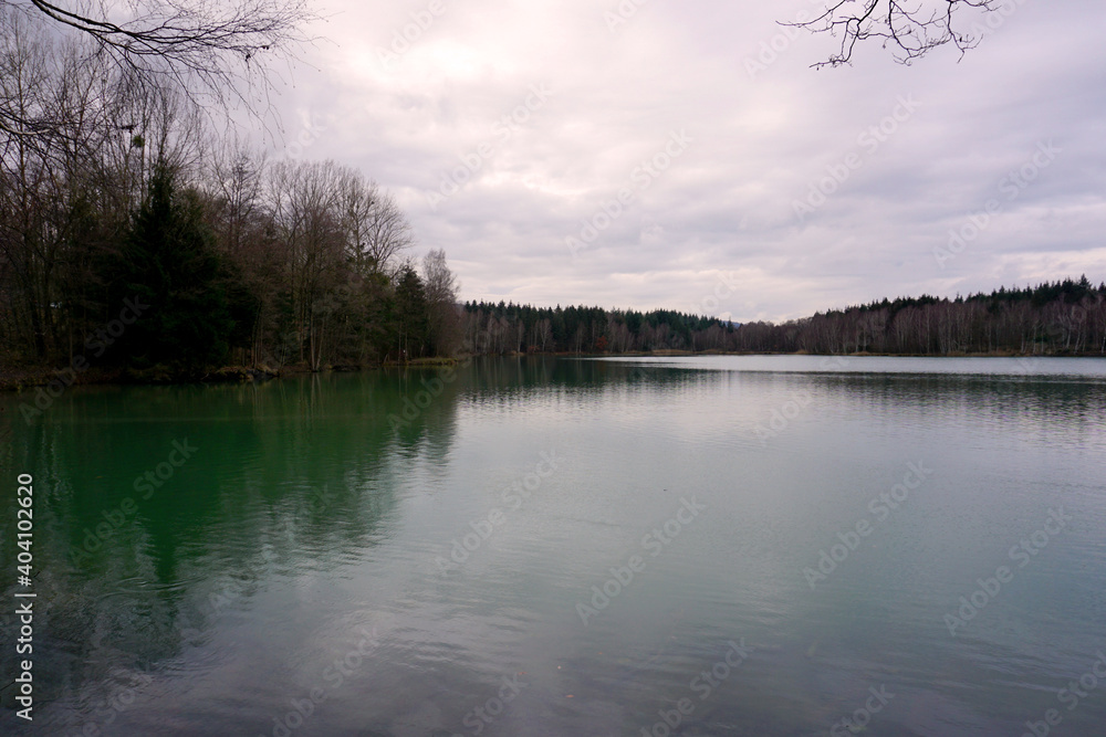 Blick über den Bruchsee bei Duingen in Niedersachsen