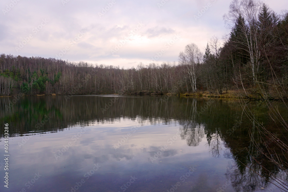 Blick auf den Weinberger See bei Duingen im Dezember