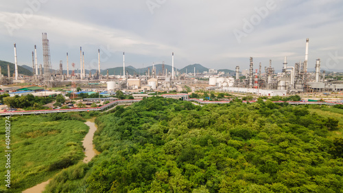 The factory is located in the middle of nature and no emissions. The area around the air pure. Oil refinery.