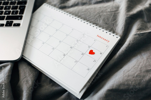 Bilde på lerret Closeup of a calendar opened at February 14 Valentines day.