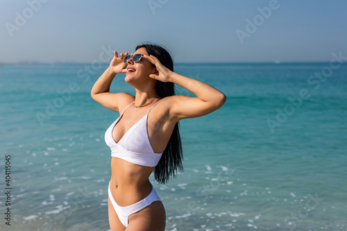 Canvas Print Beautiful woman in bikini enjoying tropical beach and caribbean summer vacation