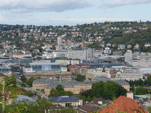 Panoramablick   ber das Stadtzentrum von Stuttgart  der Landeshauptstadt von Baden-W  rttemberg