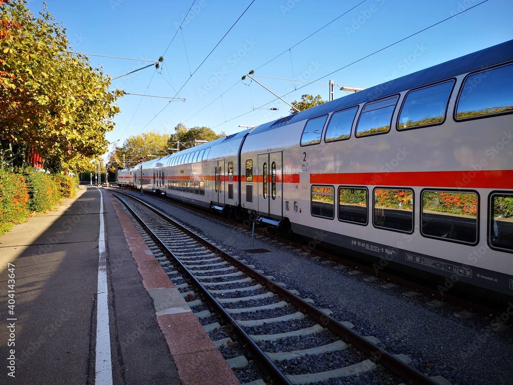 Obraz premium Fernreisezug der Deutschen Bahn , Radreisen, Zug im Bahnhof, Personenzug