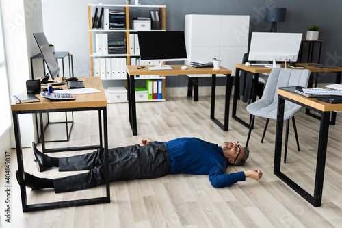 Schilderij op canvas Office Slip And Fall Accident. Fainted Man