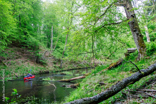 Samotny spływ kajakowy rzeką Brdą w północnej Polsce