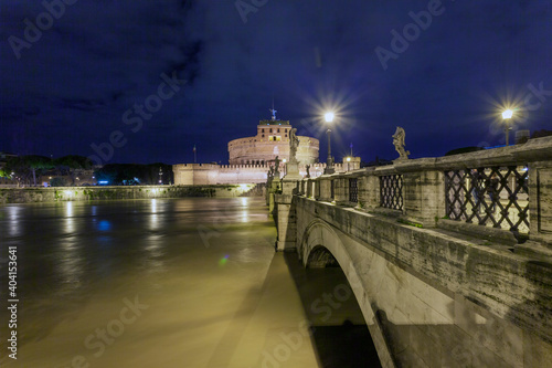Canvas Print Full of the Tiber River in Rome