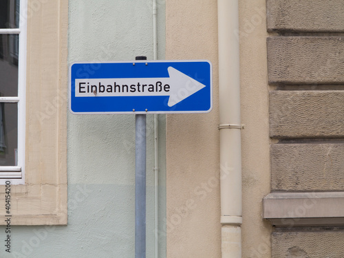 Verkehrszeichen einer Einbahnstraße in Deutschland