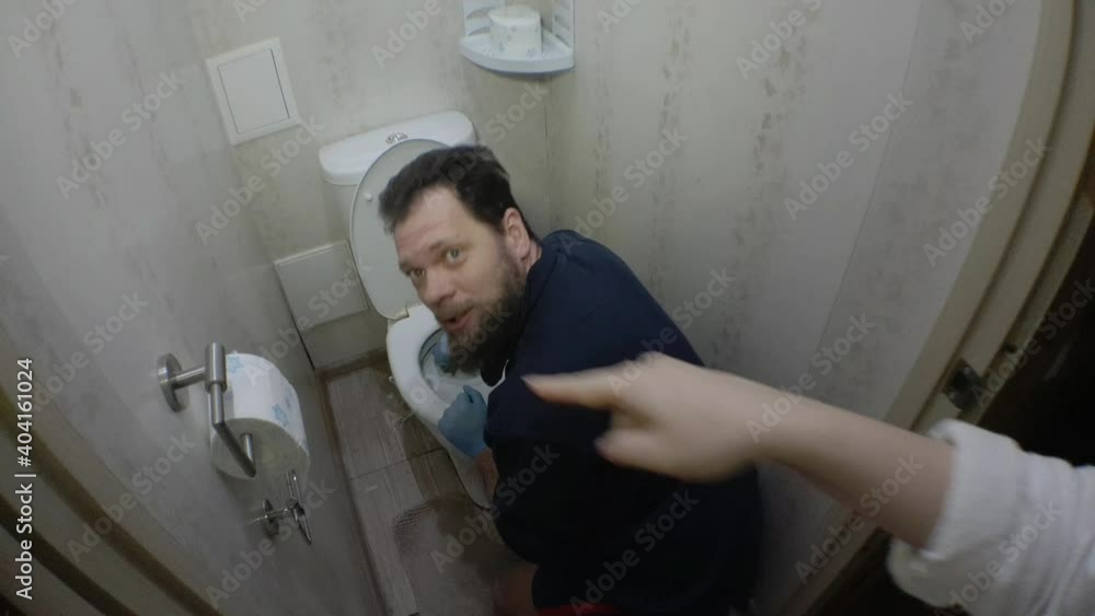 feminism, the wife makes her husband wash the toilet bowl,domestic violence, male housewife feminism, the wife makes her husband wash the toilet bowl,domestic violence, male housewife