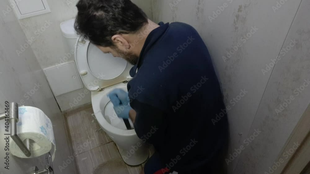 feminism, the wife makes her husband wash the toilet bowl,domestic violence, male housewife feminism, the wife makes her husband wash the toilet bowl,domestic violence, male housewife