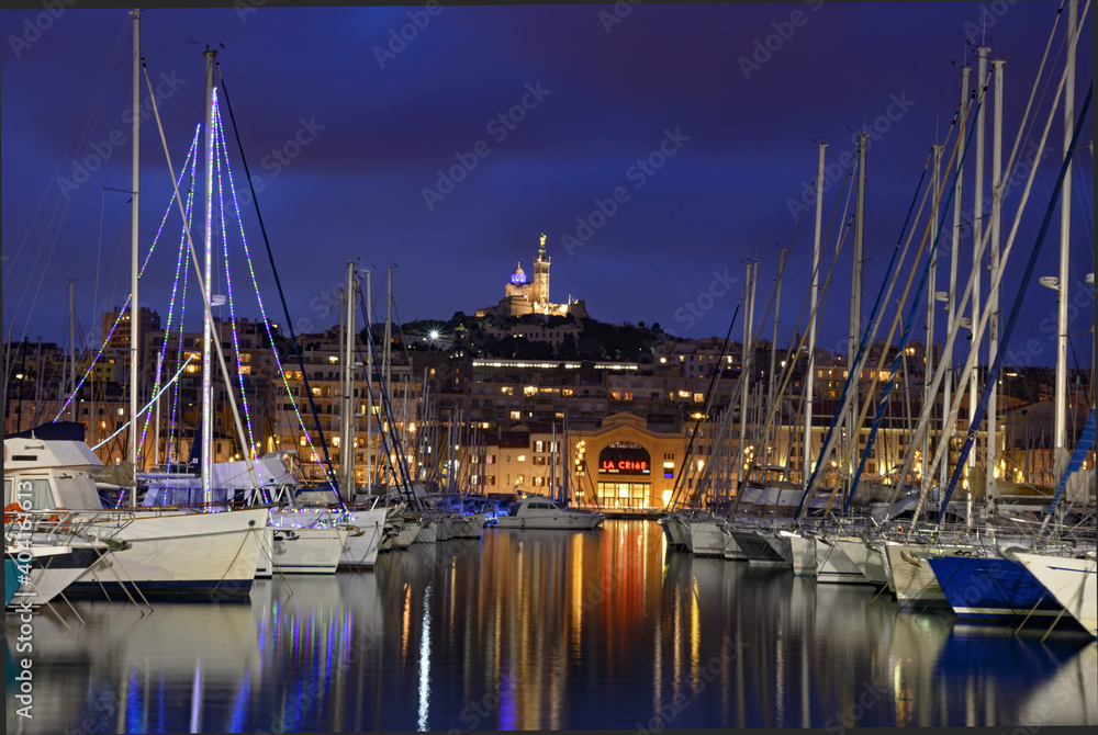 Notre Dame de la Garde et le vieux port à Marseille vue de nuit
