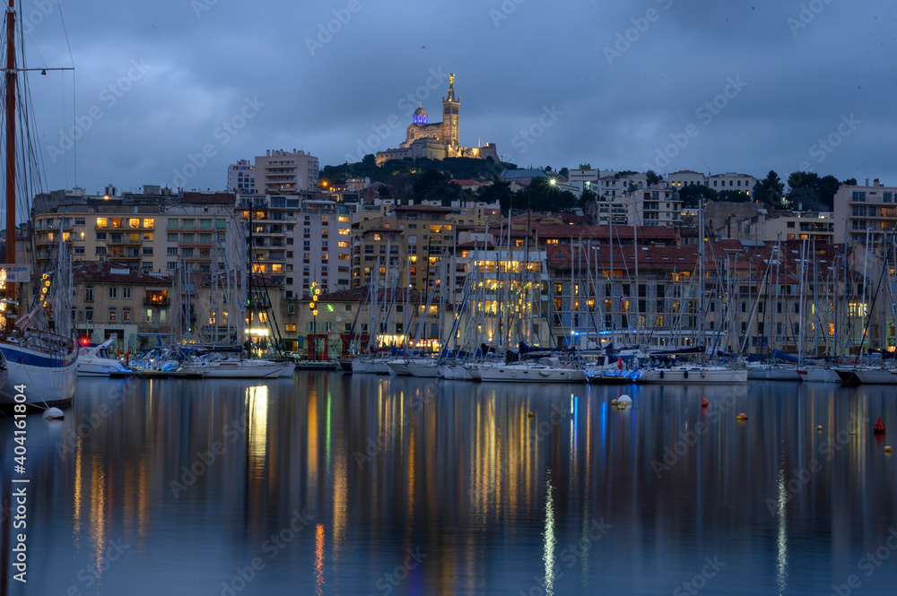 Notre Dame de la Garde et le vieux port à Marseille au crépuscule